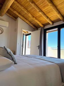 セテニル・デ・ラス・ボデガスにあるLa Gloriaの海の見えるベッドのある寝室