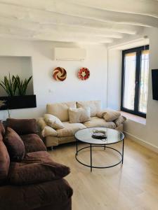 セテニル・デ・ラス・ボデガスにあるLa Gloriaのソファとテーブルのあるリビングルーム +42枚の写真