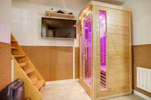 Kamar mandi di Tiny Duplex with Sauna in the 11