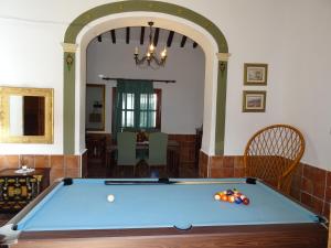 uma mesa de bilhar numa sala de estar em La Casa del Campo de La Matanza 