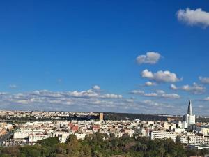 Uma vista geral de Rabat ou a vista da cidade a partir do apartamento