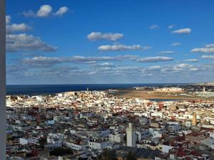 Une grande ville avec des bâtiments blancs et l'océan dans l'établissement Rabat vue du ciel, majestueux et panoramique centre ville, à Rabat