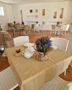un tavolo con un set per la preparazione del tè e fiori di Bisus de Jara a Tuili