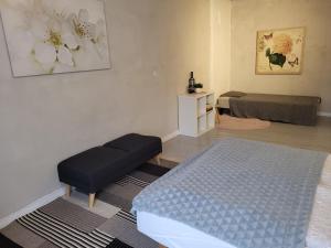 ein Schlafzimmer mit einem Bett und einem Sofa in einem Zimmer in der Unterkunft Old Town Apartment nr 9 in Valga
