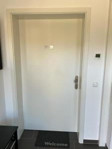 a white door with a sign on it in a room at Exklusive Ferienwohnung bei Berlin, bis 5 Gäste, große Terrasse, Garten in Bestensee