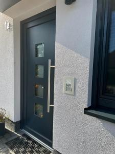 a blue door on a building with a window at Exklusive Ferienwohnung bei Berlin, bis 5 Gäste, große Terrasse, Garten in Bestensee