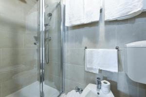 y baño con ducha y aseo. en Hotel New Genziana, en Altavilla Vicentina