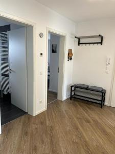a room with a hallway with a bench and a door at Exklusive Ferienwohnung bei Berlin, bis 5 Gäste, große Terrasse, Garten in Bestensee