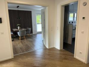 Η κουζίνα ή μικρή κουζίνα στο Exklusive Ferienwohnung bei Berlin, bis 5 Gäste, große Terrasse, Garten +42 φωτογραφίες