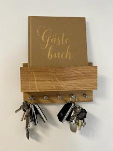 a bunch of keys hanging from a wooden holder at Exklusive Ferienwohnung bei Berlin, bis 5 Gäste, große Terrasse, Garten in Bestensee