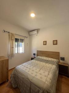 Un dormitorio con una cama grande y una ventana en Casa Rural Il Consigliere en Córdoba