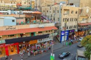 Twins Downtown Hotel في عمّان: اطلالة علوية على شارع المدينة المزدحم بالمباني