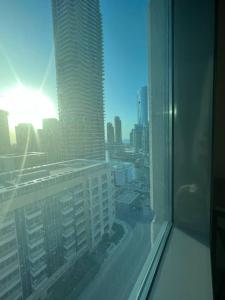 einen Blick auf die Stadt aus einem Fenster in einem Gebäude in der Unterkunft Dubai Marina Oasis Studio near in JBR in Dubai