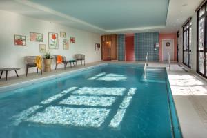 a large swimming pool in the middle of a room at DOMITYS LA GALLIQUE in Provins