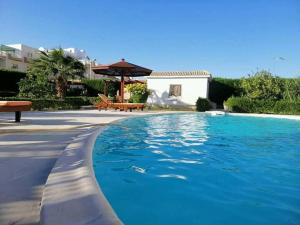 בריכת השחייה שנמצאת ב-villa in heart of hurgada או באזור