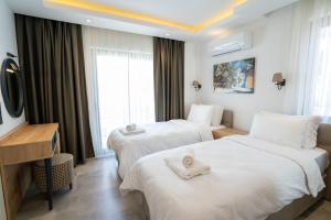 Postel nebo postele na pokoji v ubytování KAYA APARTMENTS