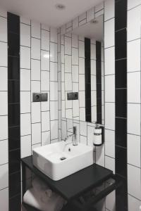 y baño con lavabo blanco y espejo. en Alma Candida 01, en Valença