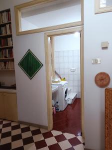 ein Badezimmer mit einem Waschbecken und einer Waschmaschine in der Unterkunft Casa Vacanza Vico Medica in Modica
