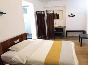 1 dormitorio con 1 cama y baño con lavamanos en Xi'an Travelling with Hotel South Gate, en Xi'an