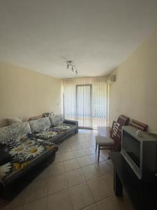 Ruang duduk di Aurelia Residences