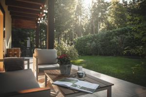 un patio con tavolo e sedie e un giardino di Sobótkowe Zacisze a Sobótka