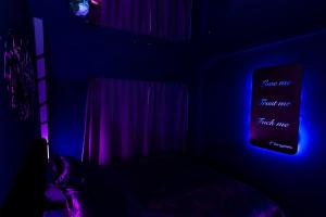 une chambre sombre avec un lit et un panneau qui dit que le métrage de confiance me fait confiance dans l'établissement L'incognito - Romantisme - Vin - Jacuzzi, à Saumur