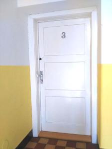 uma porta branca num quarto com piso em azulejo em Apartmány Krkoškova em Brno