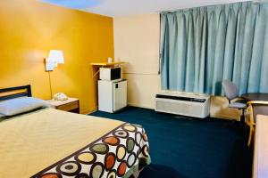 Ένα ή περισσότερα κρεβάτια σε δωμάτιο στο Red Carpet Inn & Suites Lima