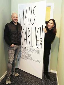 Ein Mann und eine Frau stehen vor einer Tür in der Unterkunft Haus Karlich in Trausdorf an der Wulka