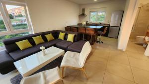 sala de estar con sofá y mesa en The Sands LUXE Pool Aparthotel 3, en Novalja