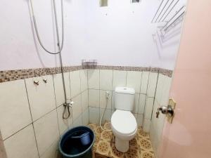 y baño pequeño con aseo y ducha. en Wisma Gahalta by Fans en Karawang