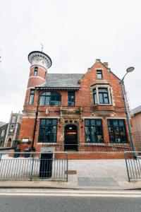 um edifício de tijolos com uma torre de água em cima em Bank Apartments Portrush em Portrush