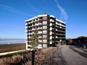 a tall building on the side of a road at Appartement Chamrousse, 2 pièces, 4 personnes - FR-1-340-259 in Chamrousse