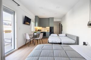 En eller flere senge i et værelse på Boutique Studios near Airport + 70 billeder