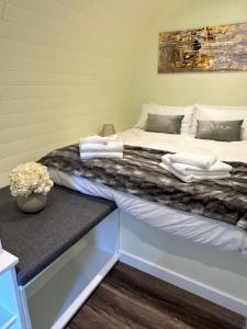 Una cama en una habitación con toallas. en East Kip - Dog Friendly, en Penicuik