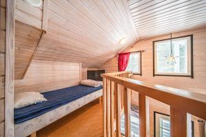 a room with a bed in a wooden cabin at Niestatie 18B in Levi