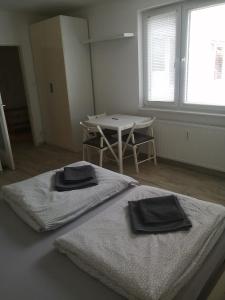 ein Zimmer mit einem Bett mit zwei schwarzen Handtüchern darauf in der Unterkunft Excellent Apartment M&L in Wien
