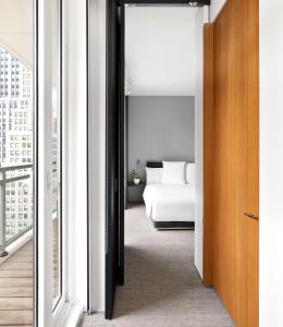 เตียงในห้องที่ Andaz 5th Avenue-a concept by Hyatt