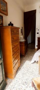 1 dormitorio con tocador de madera y 1 dormitorio con 1 cama en Casa Pancrazia, en Taormina