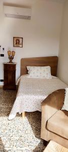 1 dormitorio con 1 cama y 1 sofá en Casa Pancrazia, en Taormina