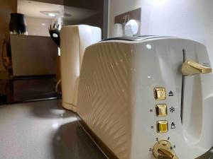 a toaster sitting on top of a kitchen counter at 2 Bedrooms Apartment In RG Centre in Reading