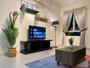 Televiisor ja/või meelelahutuskeskus majutusasutuses Desaru Beach VIP Family Suite 5GWifi NetFlix D0308 +31 fotot