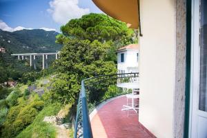 een balkon van een huis met uitzicht op een berg bij San Rocco Flexyrent - Parking - WiFi - Aircon in Rapallo