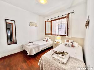 - une chambre avec 2 lits et une fenêtre dans l'établissement VH CostaBlanca - MARINA BALADRAR, à Benissa