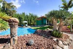un patio con piscina y una casa en Las Vetas en Tijarafe