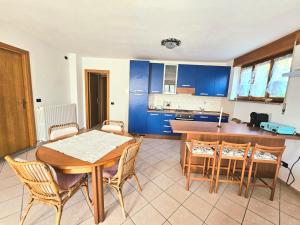 Una cocina y un comedor con mesa y sillas. en Stephanie Residence - in the heart of Alps above Varenna, Lake Como, en Esino Lario