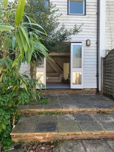 uma porta da frente de uma casa com um alpendre em Poplar Cottage Farnborough Kent em Orpington