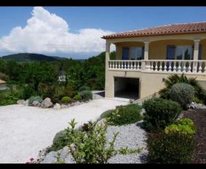 Nespecifikovaný výhled na hory nebo výhled na hory při pohledu z vily