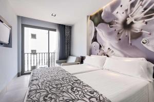 een slaapkamer met een bed met een bloemenmuur bij Barceló Illetas Albatros - Adults Only in Illetas