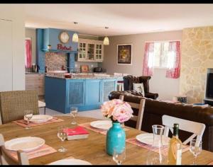 Kuchyň nebo kuchyňský kout v ubytování Villa les Deux Cypres